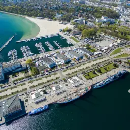Gdynia: port, plaża, muzea morskie i statki. Idealne miejsce, by zobaczyć, co zwiedzić w Gdyni.