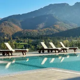 Basen z leżakami i widokiem na jesienne Tatry. Idealne miejsce na relaks w hotelu Kasprowy Wierch.