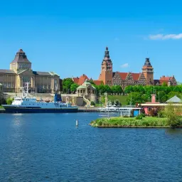 Widok na Odrę i zabytkowe budynki, w tym Muzeum Narodowe. Idealne miejsce, by zobaczyć, co zwiedzić w Szczecinie.