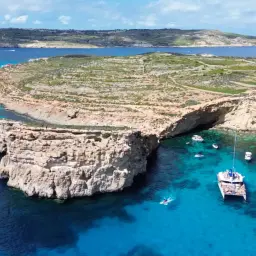 Malta co zwiedzić: Błękitna Laguna na Comino, raj dla żeglarzy i miłośników snorkelingu. Idealne miejsce na jednodniową wycieczkę.