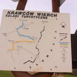 Mapa szlaków turystycznych z zaznaczonym Krawców Wierch schronisko. Pokazuje trasy do Hali Lipowskiej, Trzech Kopców i innych punktów.