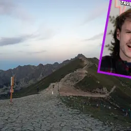 Tatry: kamienny szlak i tabliczka z pytaniem, co oznaczają kolory szlaków w Tatrach. W rogu młody mężczyzna z napisem "Trudny szlak".