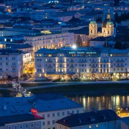 Hotel Sacher Salzburg nocą. Zastanawiasz się, ile kosztuje nocleg w hotelu tej klasy?