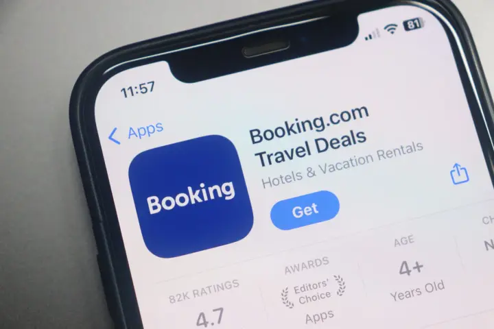 Aplikacja Booking.com na telefonie. Sprawdź, jak sprawdzić wiarygodność noclegu, analizując oceny i nagrody.