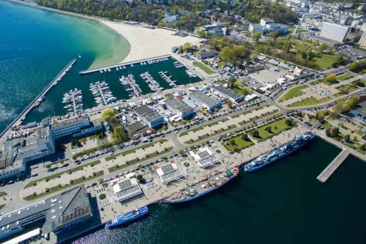 Gdynia: port, plaża, muzea morskie i statki. Idealne miejsce, by zobaczyć, co zwiedzić w Gdyni.