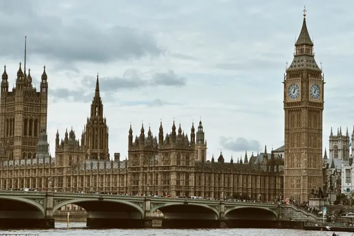 Pałac Westminsterski i Big Ben to ikony, które musisz zobaczyć, planując, co zwiedzić w Londynie. Most Westminster Bridge z tłumem turystów.