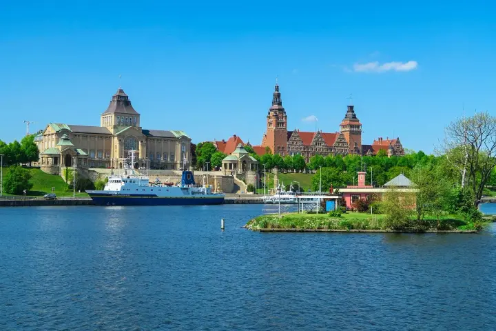 Widok na Odrę i zabytkowe budynki, w tym Muzeum Narodowe. Idealne miejsce, by zobaczyć, co zwiedzić w Szczecinie.