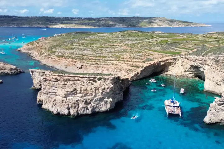 Malta co zwiedzić: Błękitna Laguna na Comino, raj dla żeglarzy i miłośników snorkelingu. Idealne miejsce na jednodniową wycieczkę.