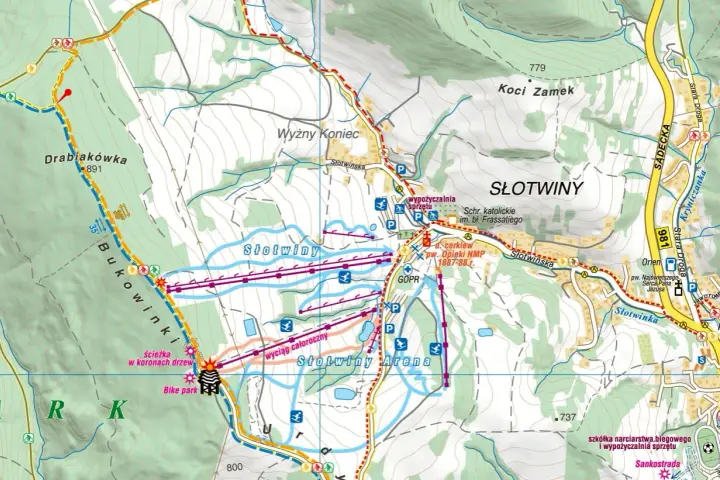 Mapa turystyczna okolic Krynicy-Zdroju. Widoczne stoki narciarskie, wyciągi, ścieżka w koronach drzew, bike park i szlaki górskie.