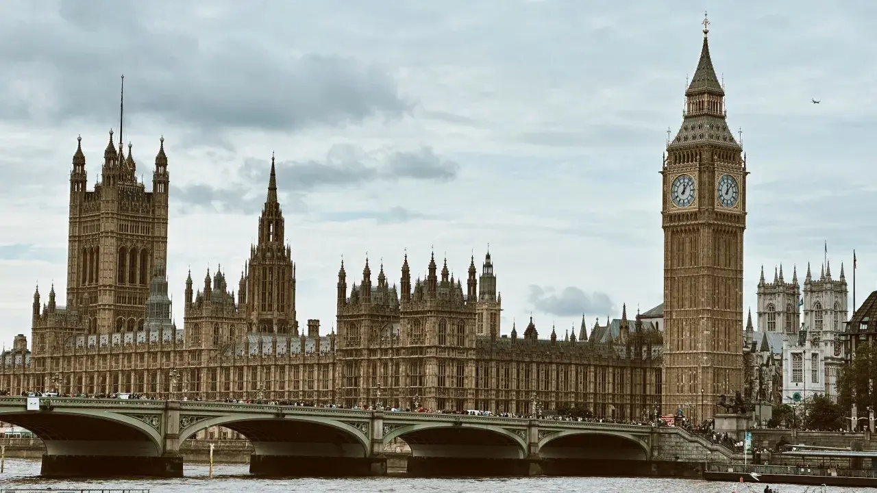 Pałac Westminsterski i Big Ben to ikony, które musisz zobaczyć, planując, co zwiedzić w Londynie. Most Westminster Bridge z tłumem turystów.