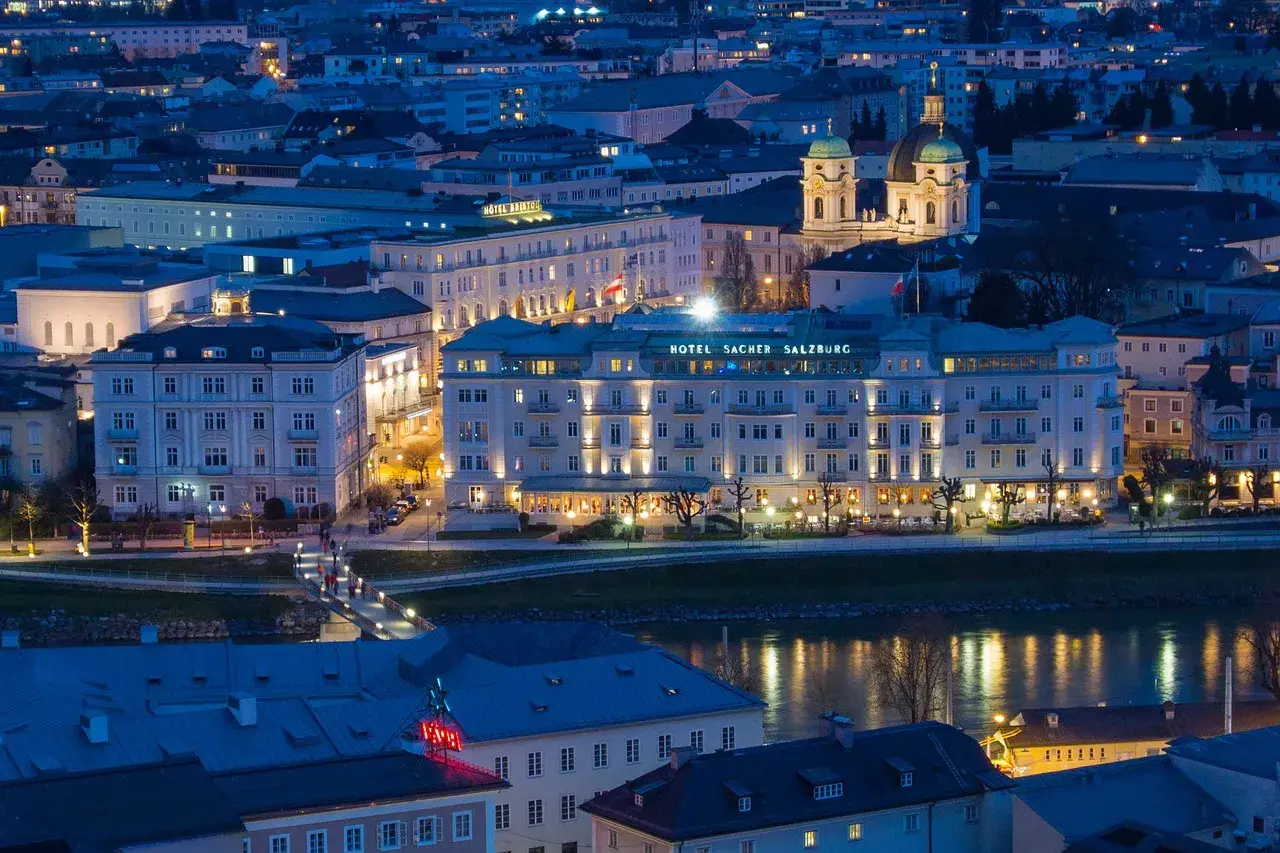 Hotel Sacher Salzburg nocą. Zastanawiasz się, ile kosztuje nocleg w hotelu tej klasy?